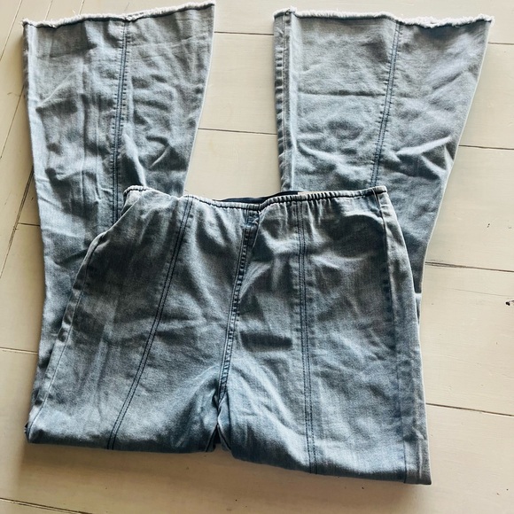 High Rise Women’s Pull On Wide Flare Raw Hem Jeans Size L 11/13 - Picture 2 of 5